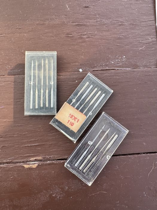 Masina de cusut veche cu masa