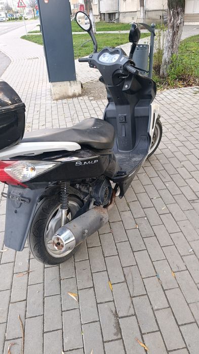 Vând scuter Peugeot sum