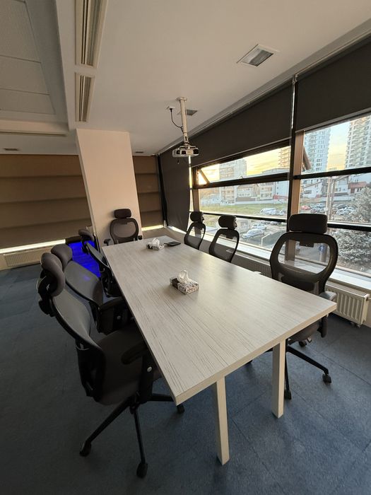 Vand masa cu 8 scaune de birou