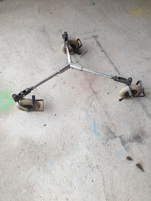 Сгъваема стойка на колела за статив