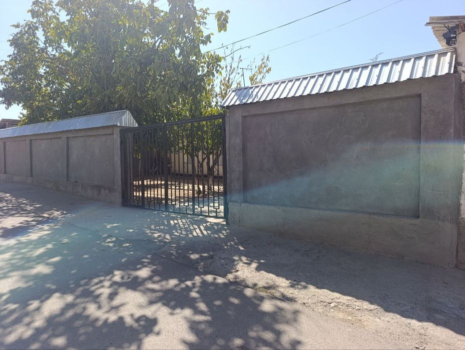 Уй сотилади 8 соток 10 хона Кибрай туманки Илгор махаллада ески Бирлик