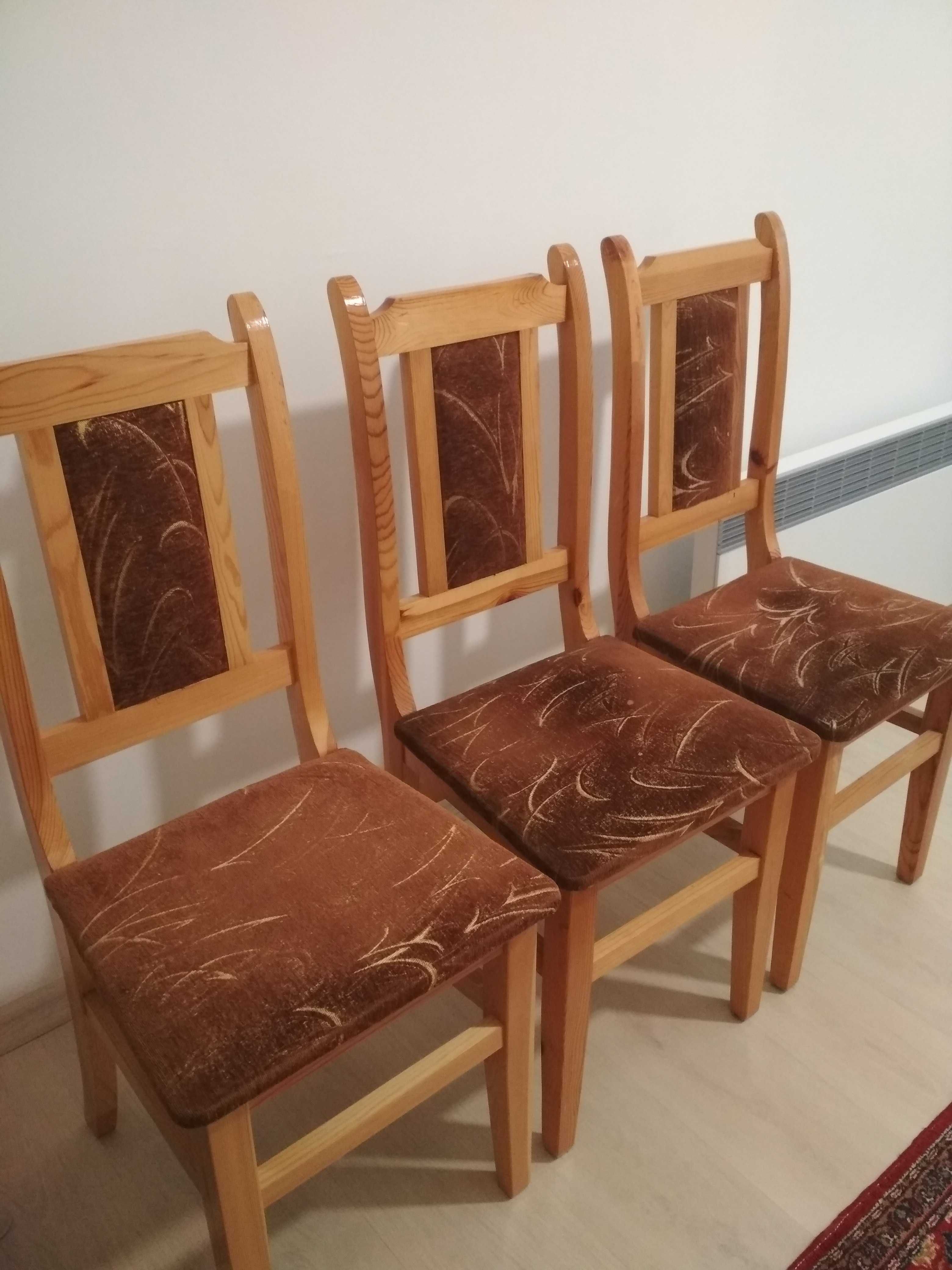 Три стола от масивно дърво, с дамаска и възглавница