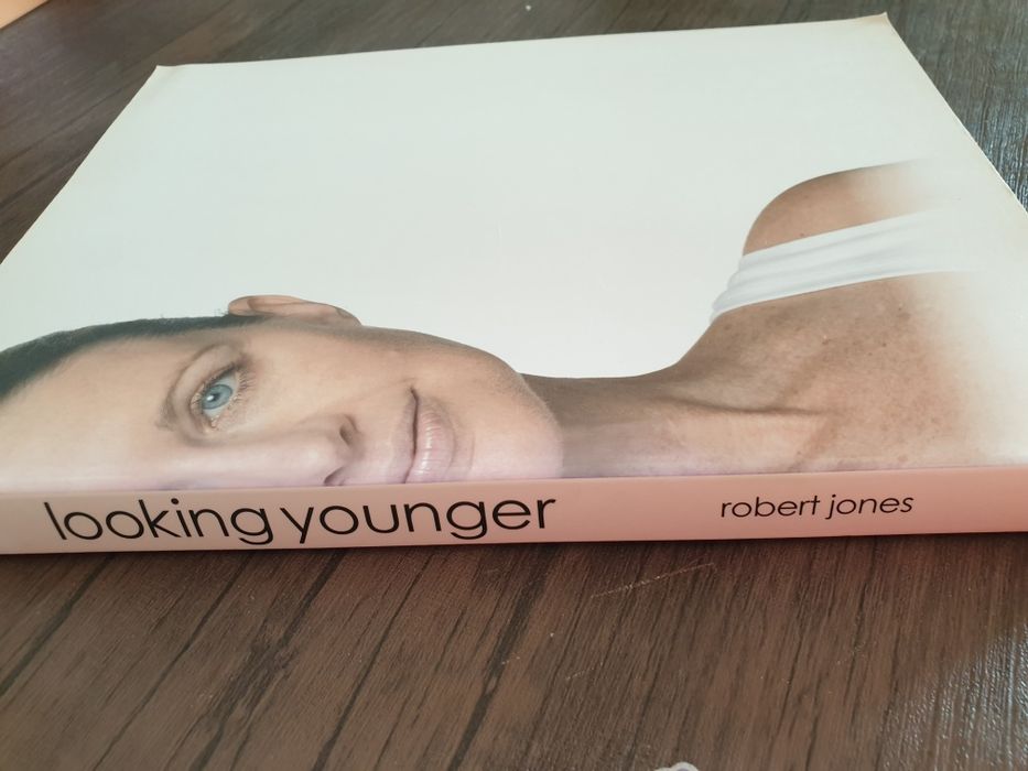 Carte Robert Jones, "Looking yonger"