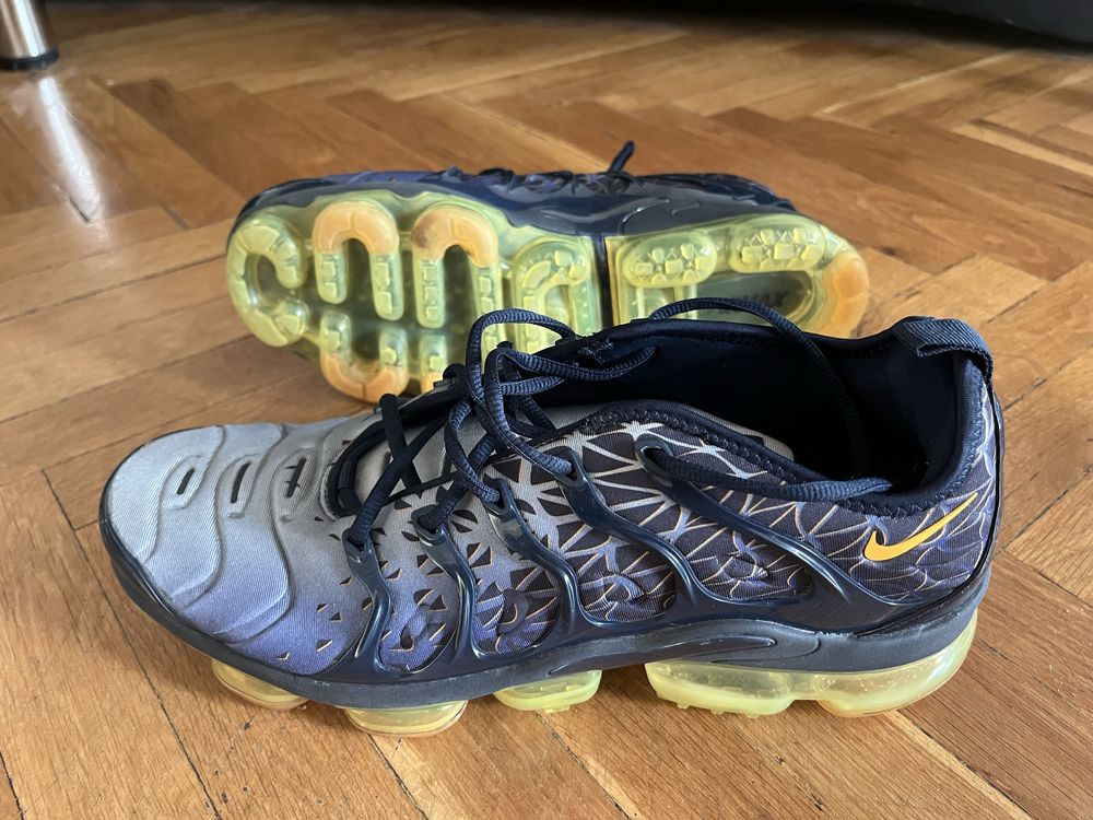 NIKE vapormax plus orange
