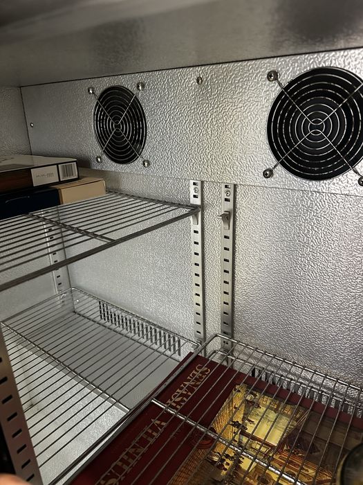 Хладилна витрина под бар плот