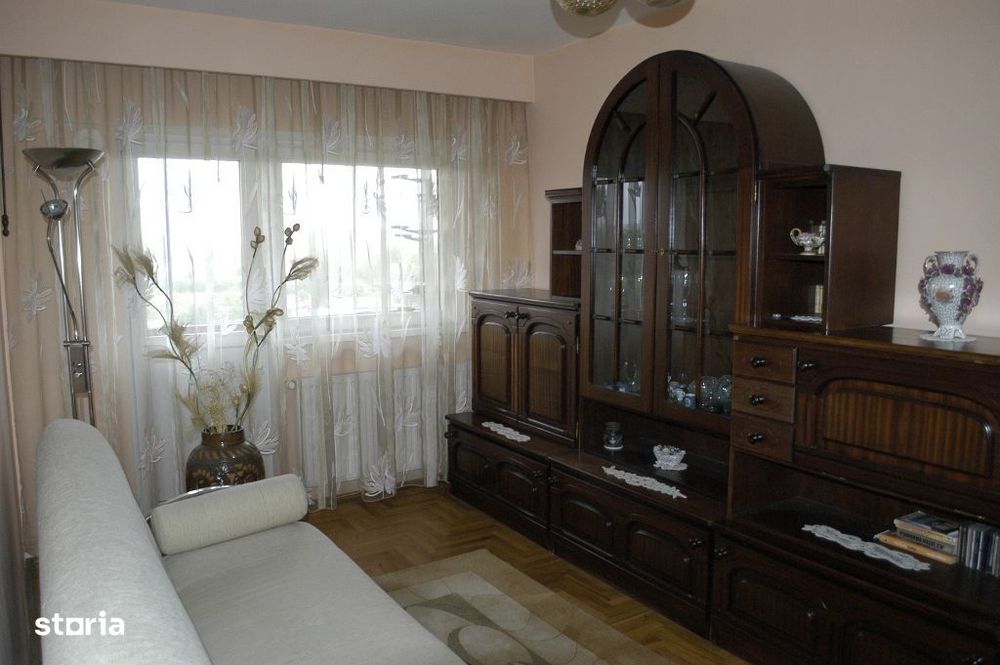 Vand apartament de 4 camere, langa podul Golescu
