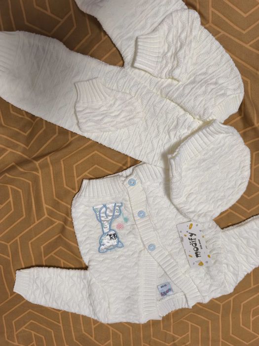 Compleu bebeluși /băieți/ fetițe. -4 piese-6 luni