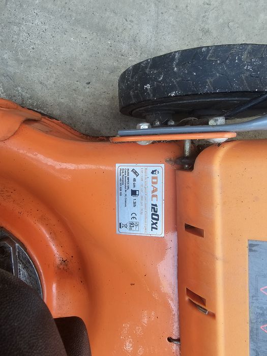 Mașină de tuns iarba