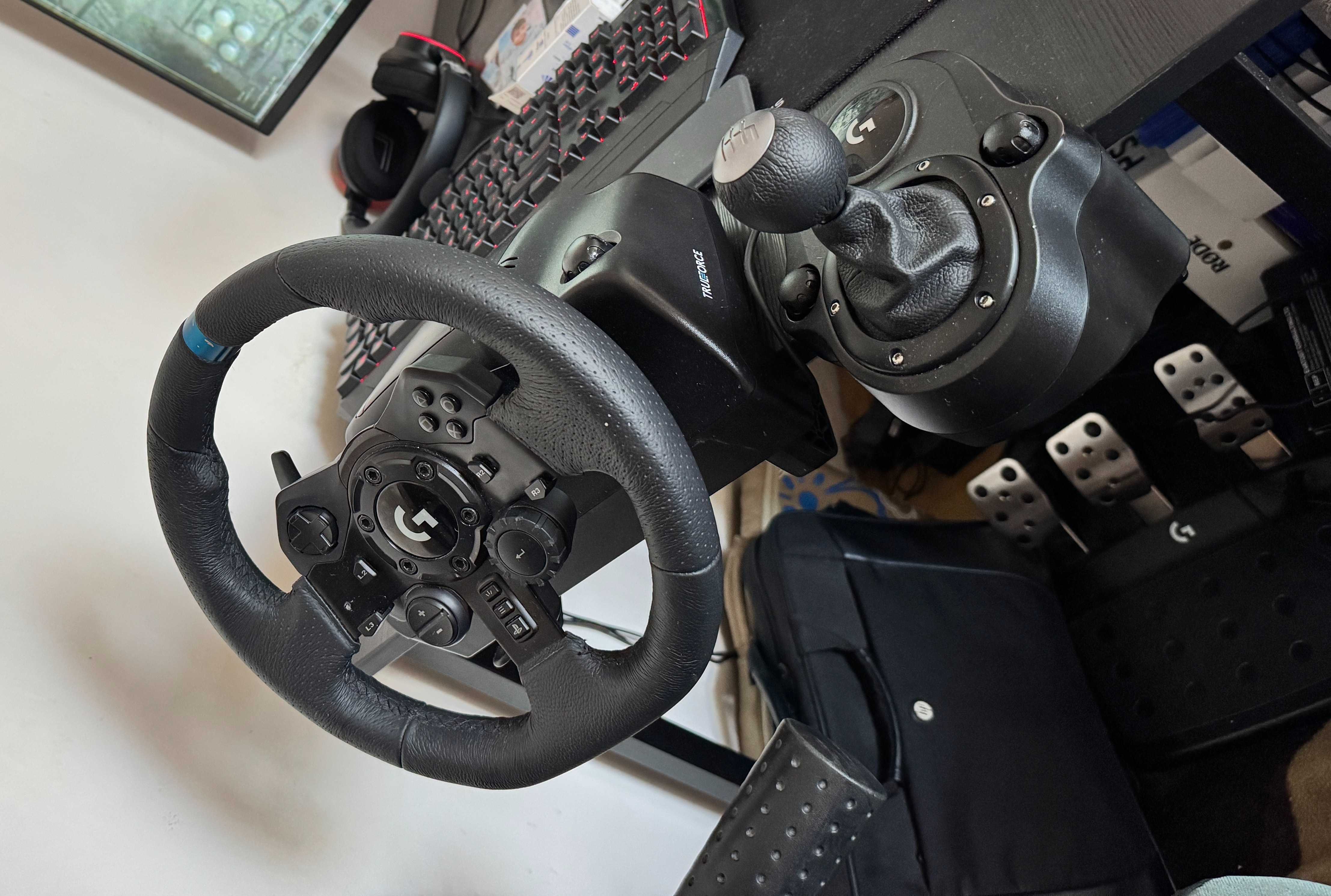 Продавам волан с педали Logitech G923 PS4/PS5/PS5 Pro/PC