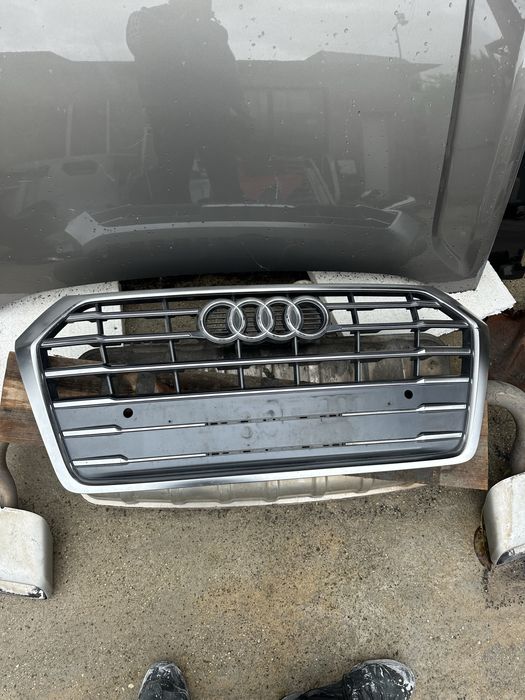 Audi Q5 21-23г предна решетка ОеМ