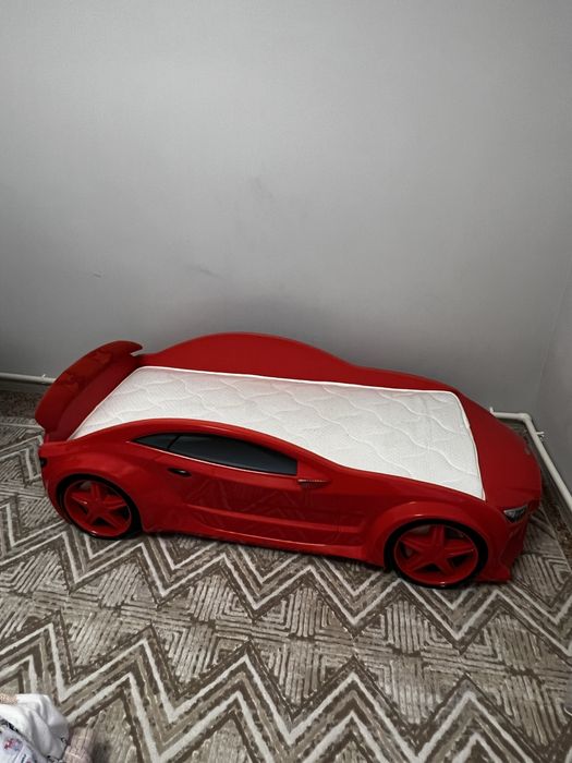 Детская кровать в виде машины