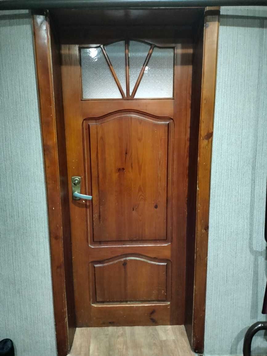 Продам деревянную дверь