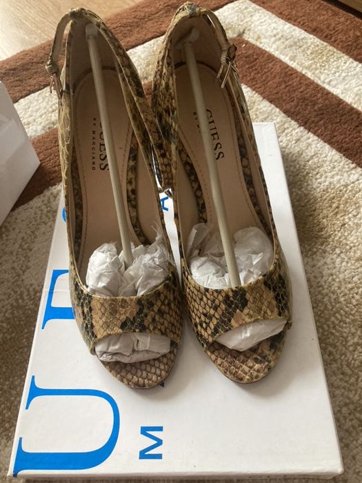 Vand sandale originale Guess cumparate din Italia