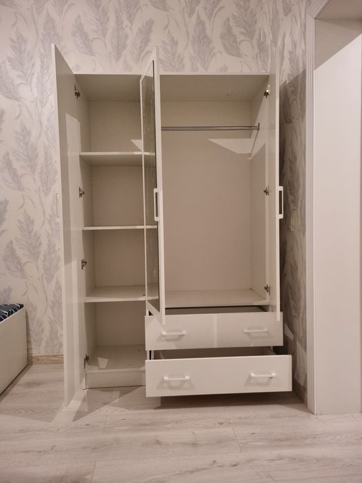 Шифанер  3двр. разное есть