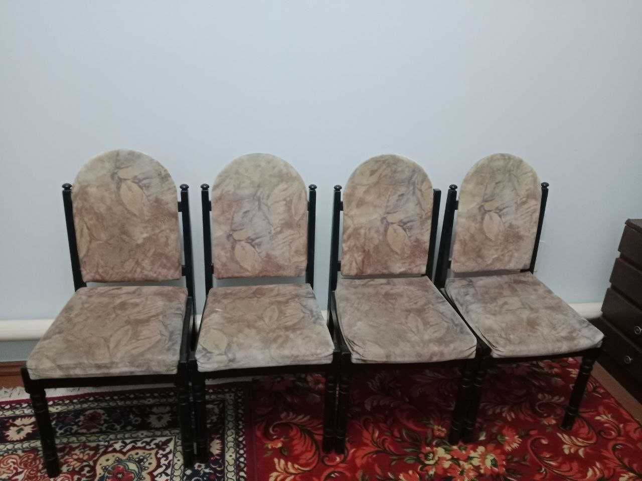Продаю деревянные стулья 9 шт.