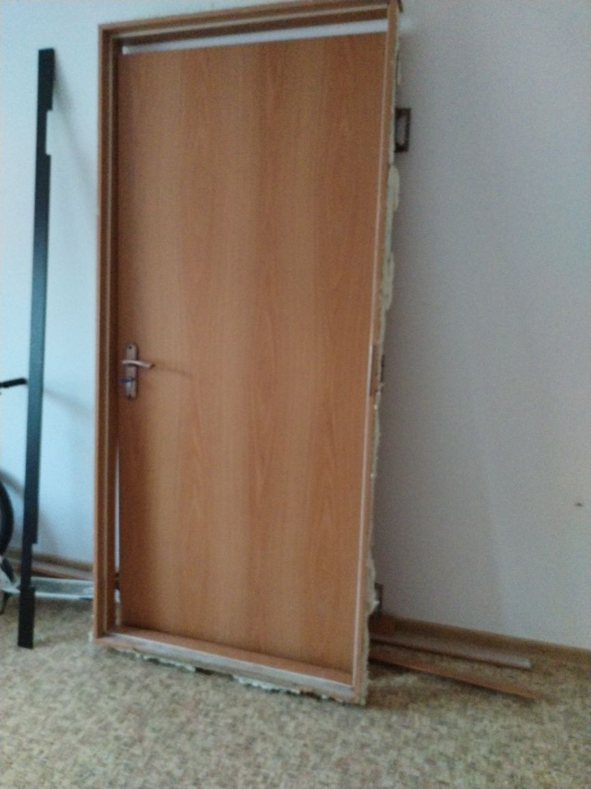 Продам входную дверь