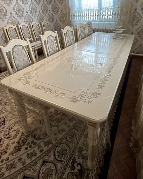 Стол гостиной со стульями