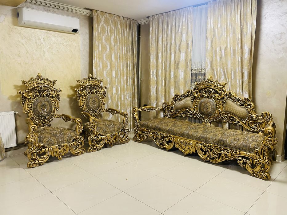 Canapea regala + 3 scaune + masa mica