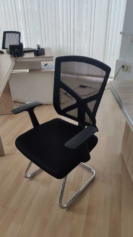 кресло офисное/ кресло для переговорных комнат/кресло компьютерное
