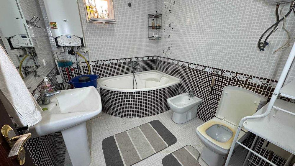 Шахар маркази, Божхона 1 қаватда 3 хонали квартира сотилади. ID: 1484