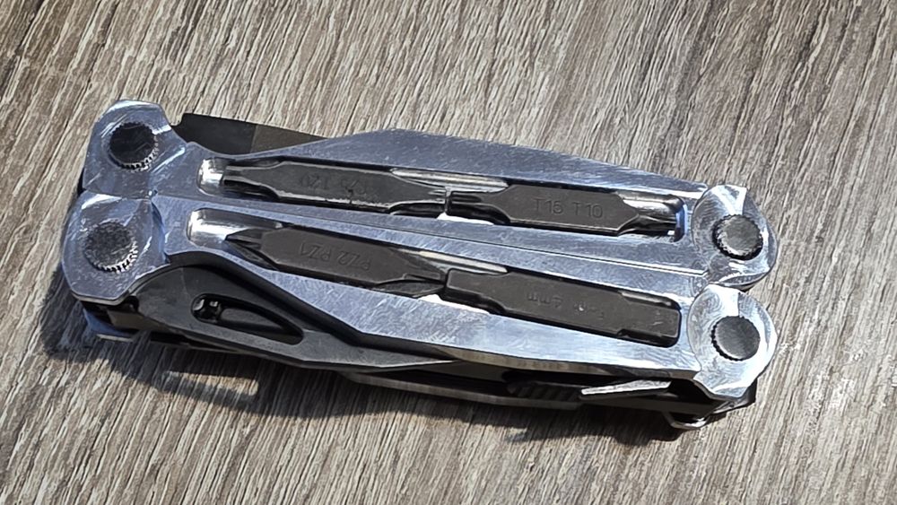Mod Plasele manere scales Leatherman Charge + aluminiu