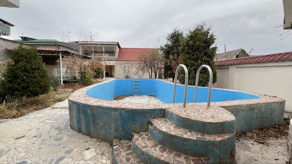 Дача находиться в дачном поселке в горах