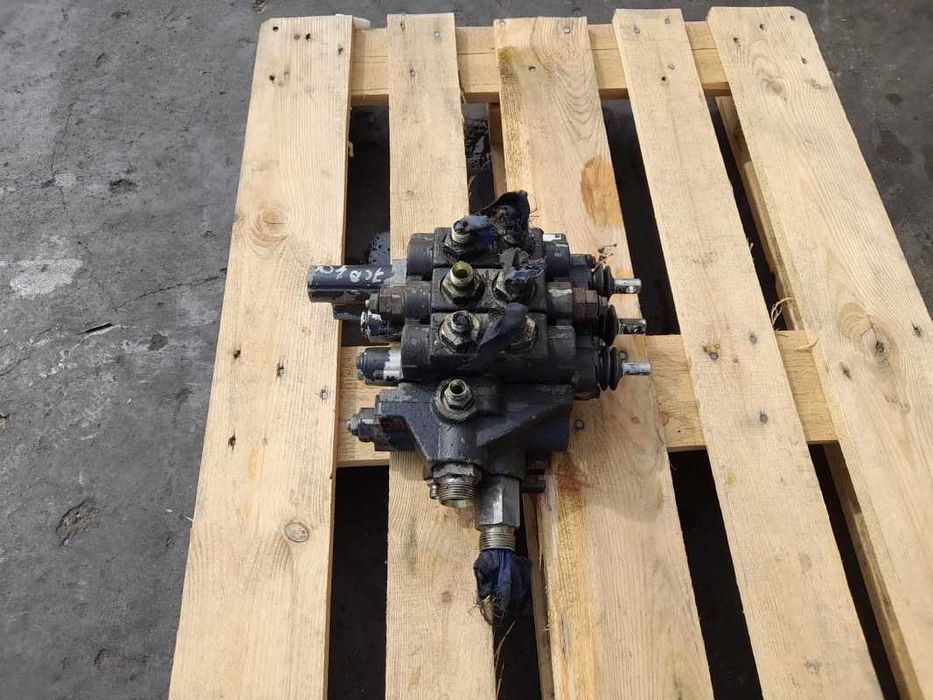 Distribuitor fata JCB 25/209900 / JC120064 buldoexcavator JCB 4CX