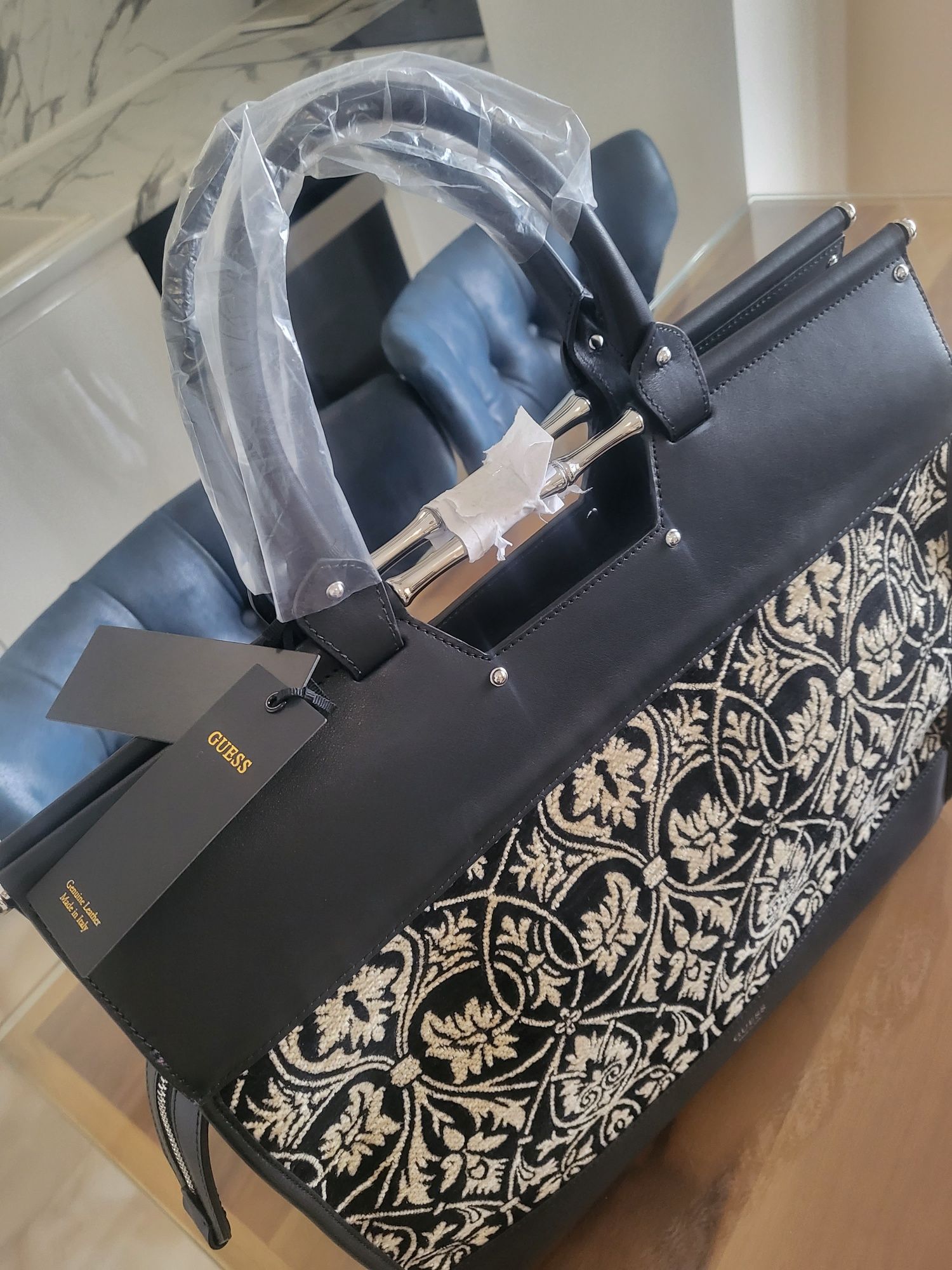 Дамска чанта GUESS

LENGTH OPTIONS
Inches	Cm
26