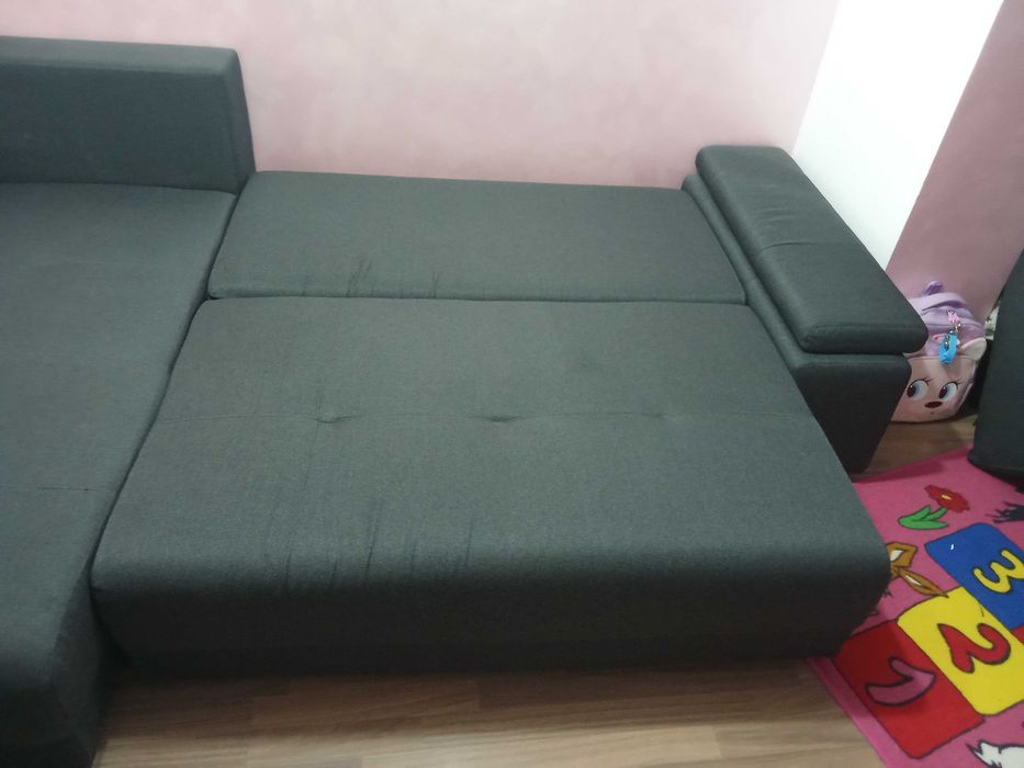 Vând canapea extensibila,foarte puțin folosită!