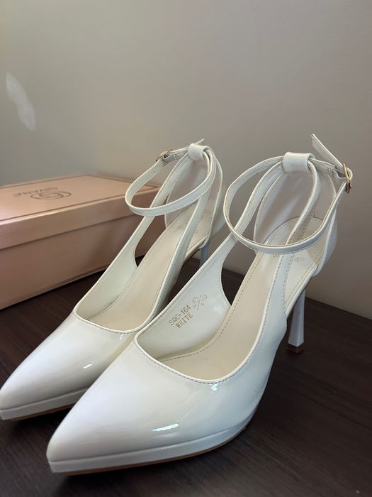 Дамски обувки на висок ток