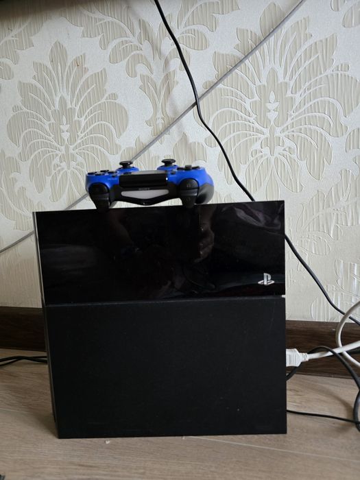 PlayStation 4 в отличном состоянии