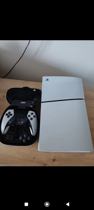 Consolă PS5 cu controller edge