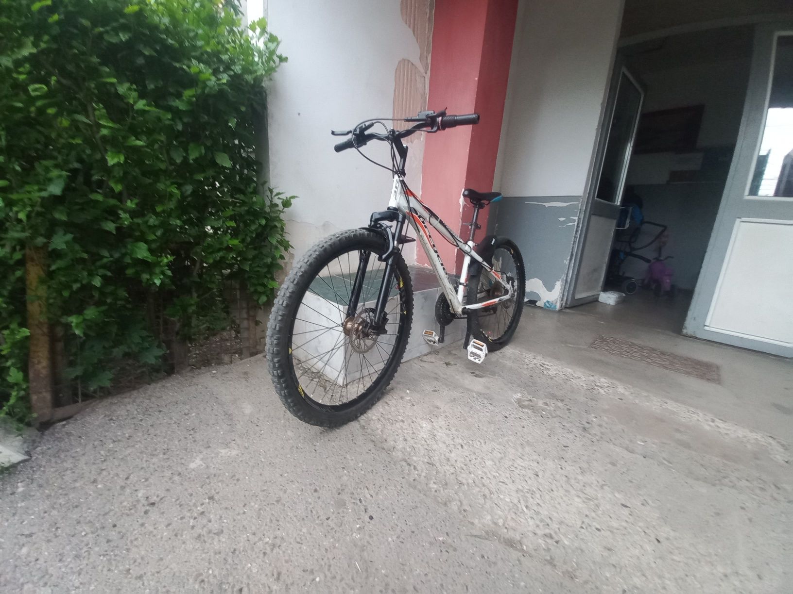 Vând bicicleta  preț ușor negociabil