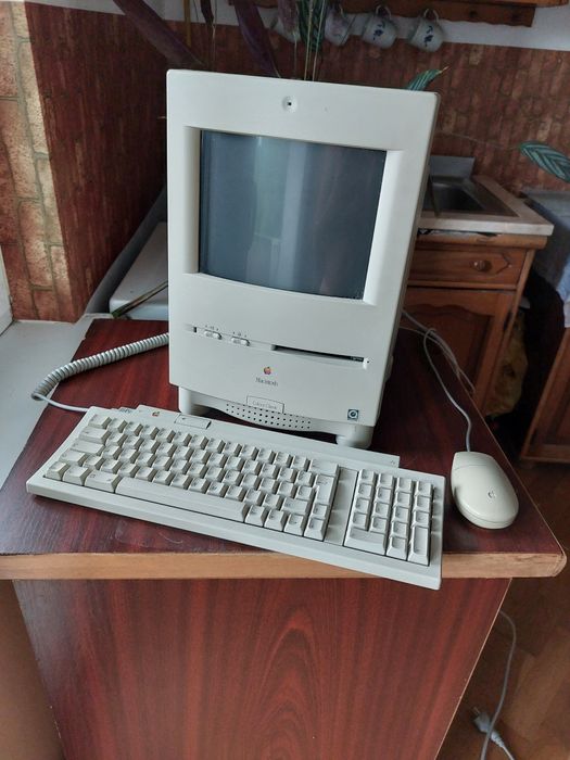 Vintage Apple Macintos Colour Classic - 40 MB HDD