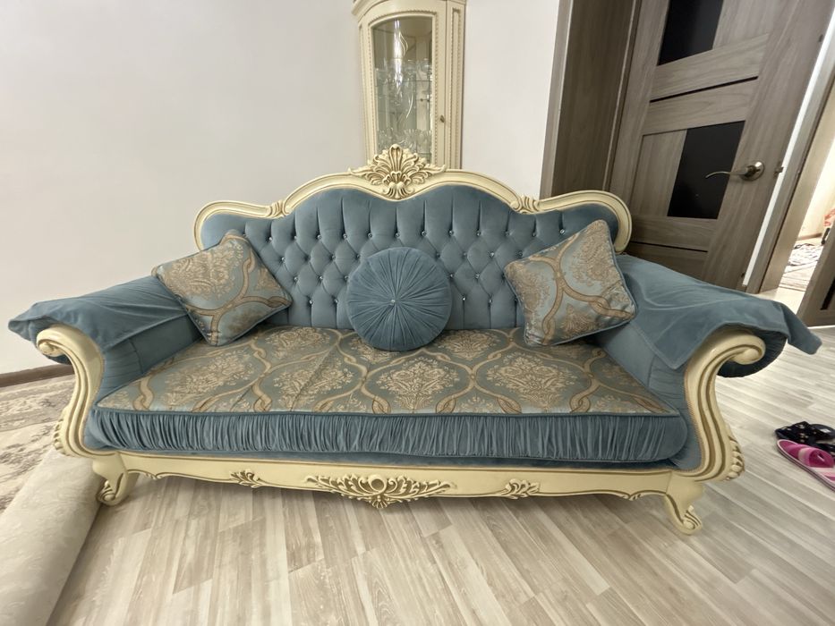 Продам срочно: Диван для гостиной