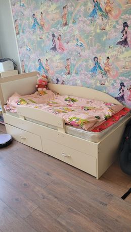 Детская кровать, шкаф, пенал, парта - комплект