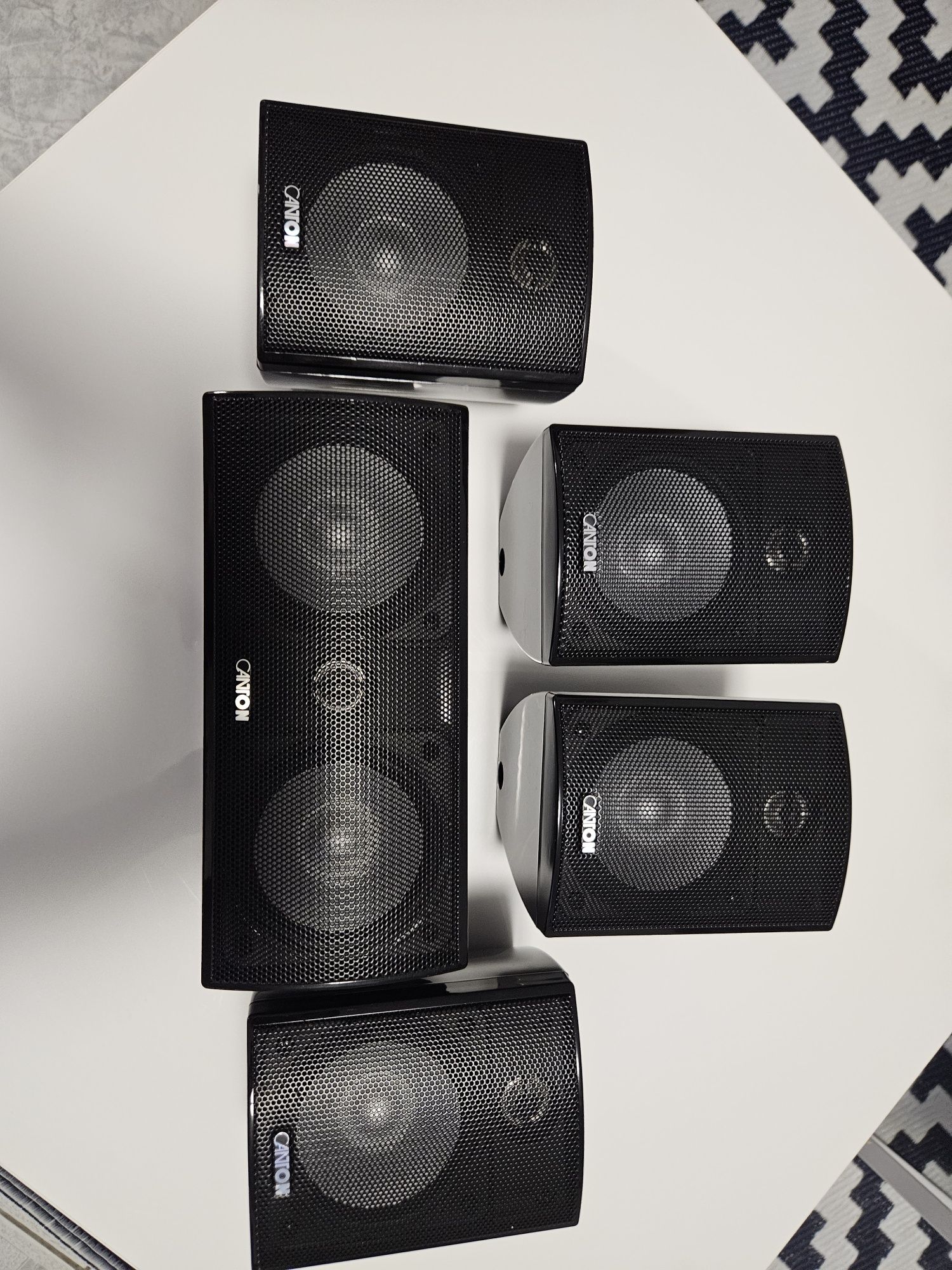 Vand sateliti de la un sistem audio canton mx