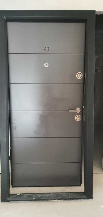 usa metalica de intrare apartament ca NOUA, golul montarii 207*100 cm