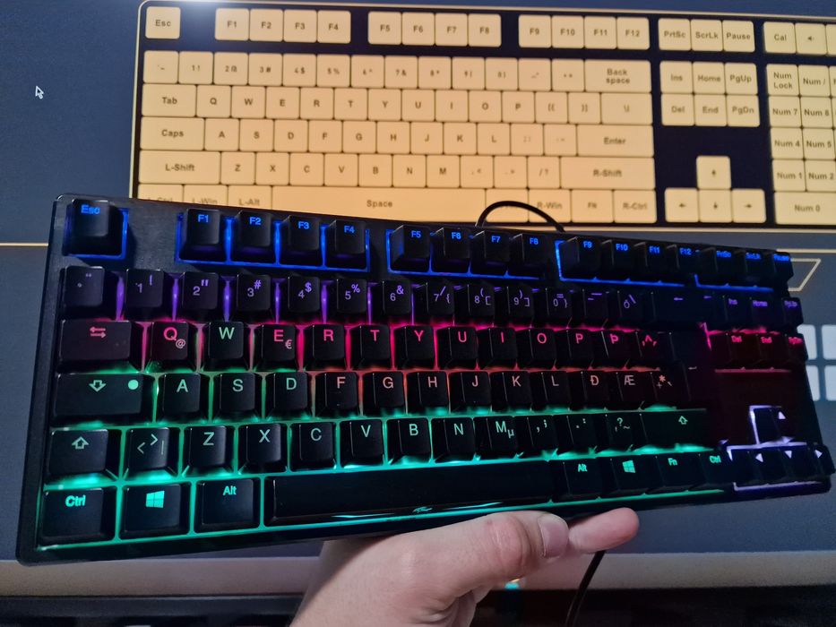 Tastatură mecanică Ducky One TKL – switch-uri Brown, impecabilă