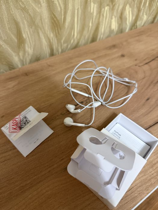 Наушники Apple EarPods Lightning белый.Чехлы