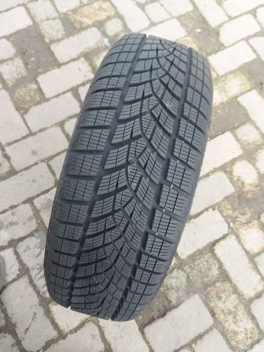 O bucată 225/60 R18 M+S iarnă - una Michelin Goodyear Yokohama