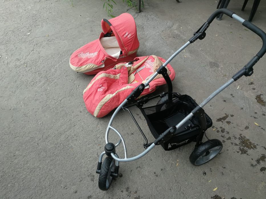 Vând cărucior Bertoni 3 in 1