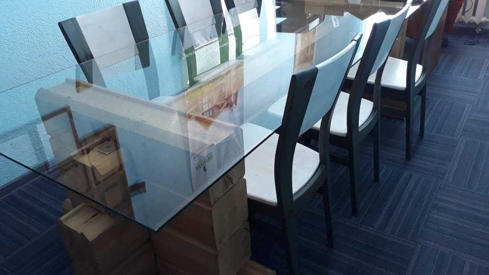 Стол и стулья выставочные