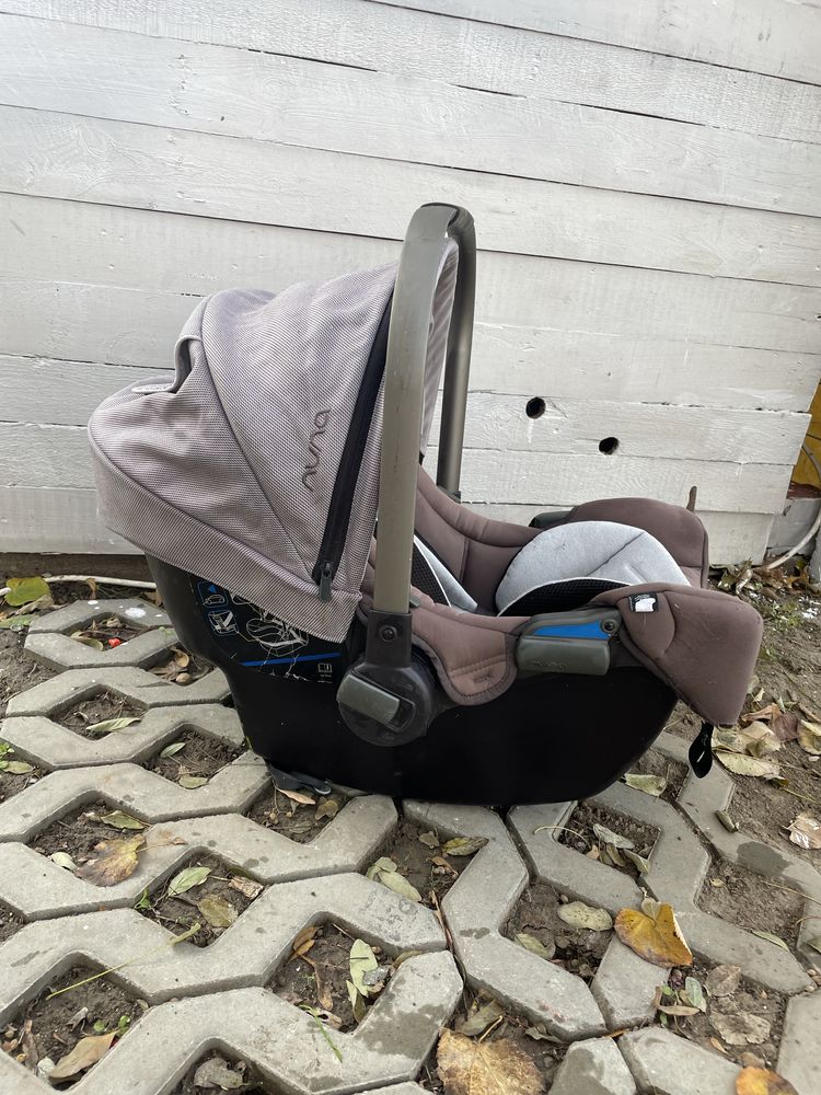 Carucior si scoica Nuna