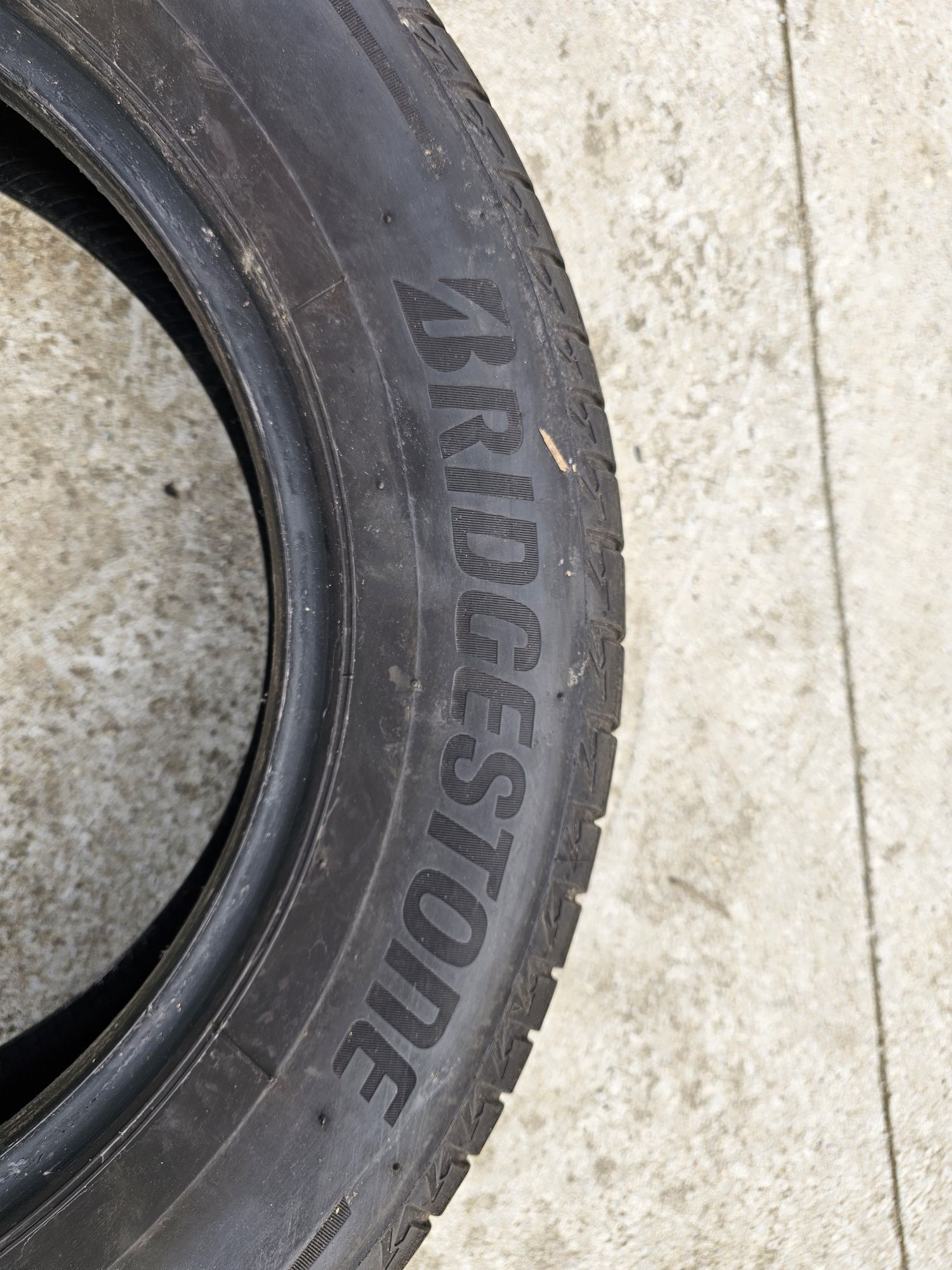 Vând anvelopa vara BRIDGESTONE- 225/60 R17