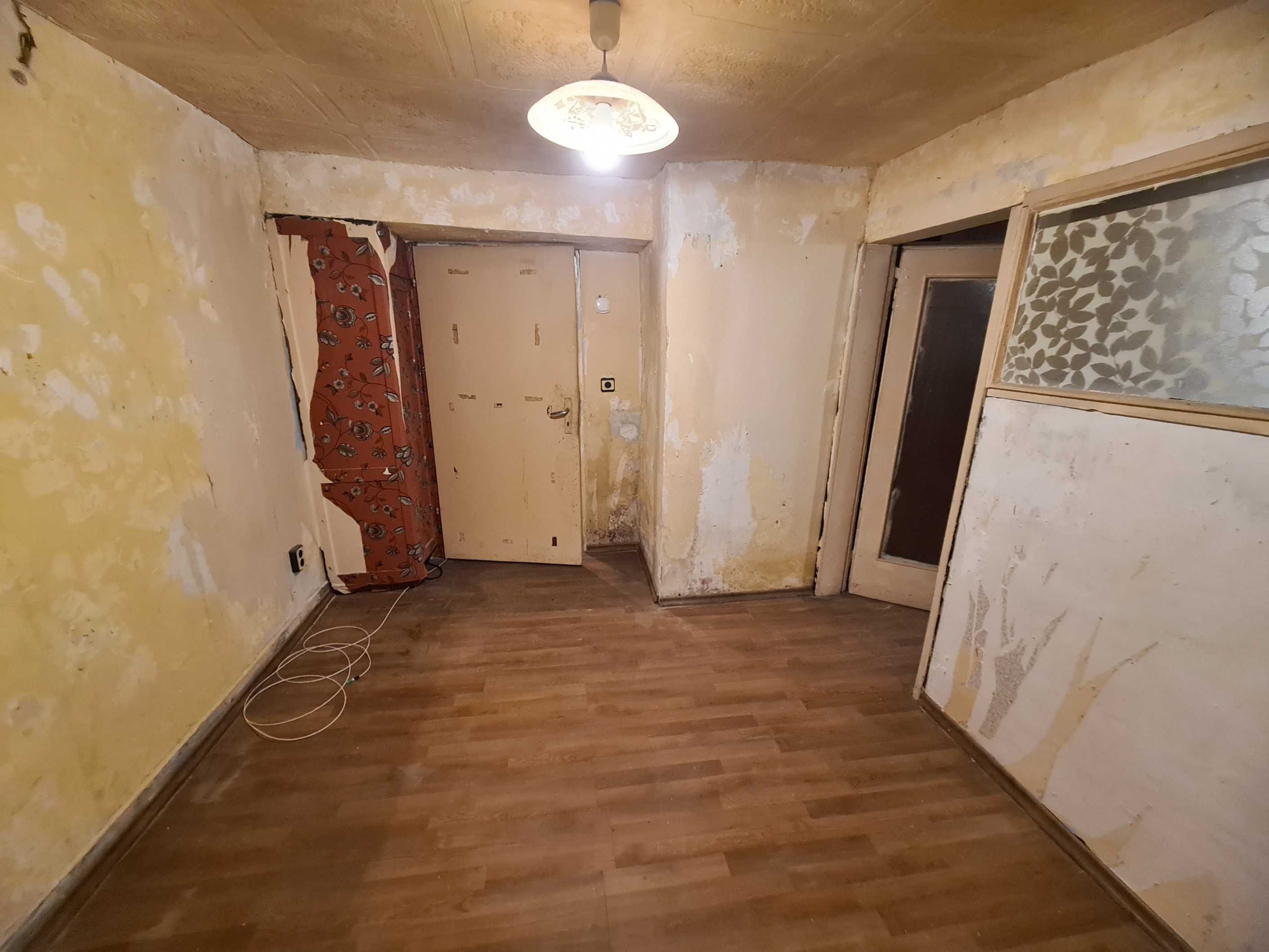 Продава Редута едностаен, за ремонт