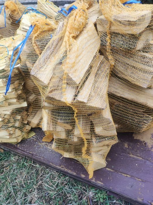 Подпалки и дърва в чували