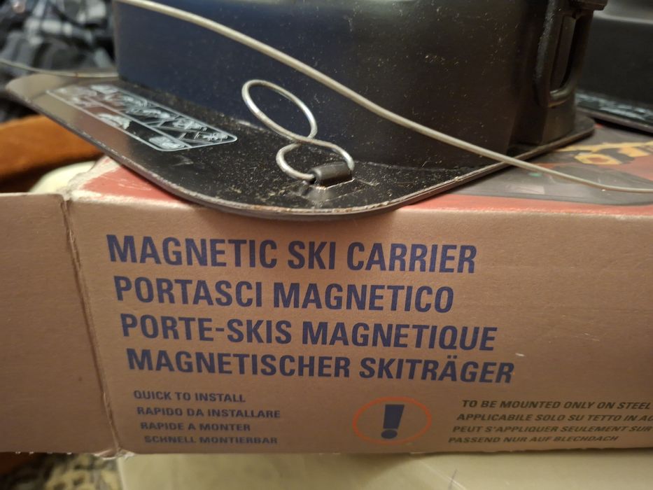 Магнитен багажник за два комплекта ски.