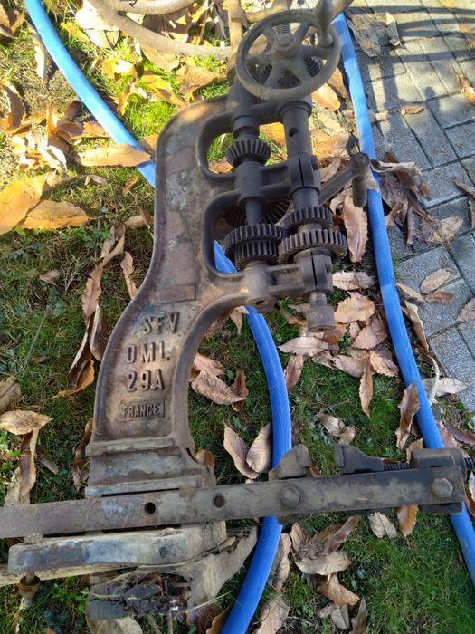 Продавам антикварна Френска ръчна настолна бормашина с менгеме