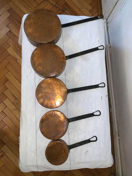 Set de cinci vase din cupru cu maner din fier forjat